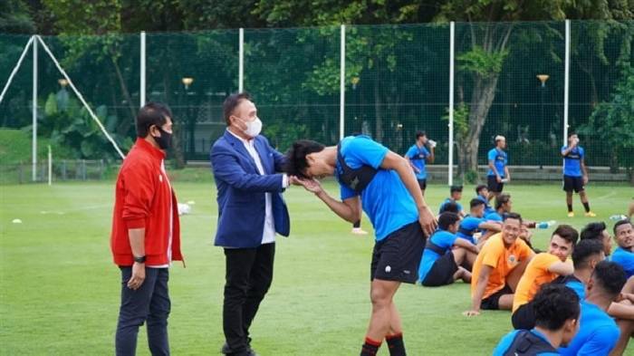 Cầu thủ Indonesia h&ocirc; h&agrave;o khẩu hiệu quyết hạ Việt Nam