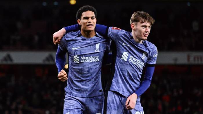 D&ugrave;ng đội h&igrave;nh 'hợp chủng quốc' trước Brentford, Liverpool lập kỷ lục v&ocirc; tiền kho&aacute;ng hậu