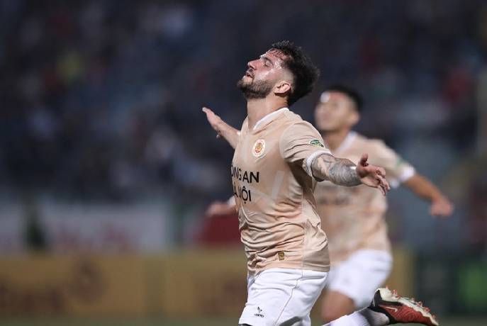 HLV Kiatisuk gi&uacute;p C&ocirc;ng an H&agrave; Nội thắng dễ TPHCM