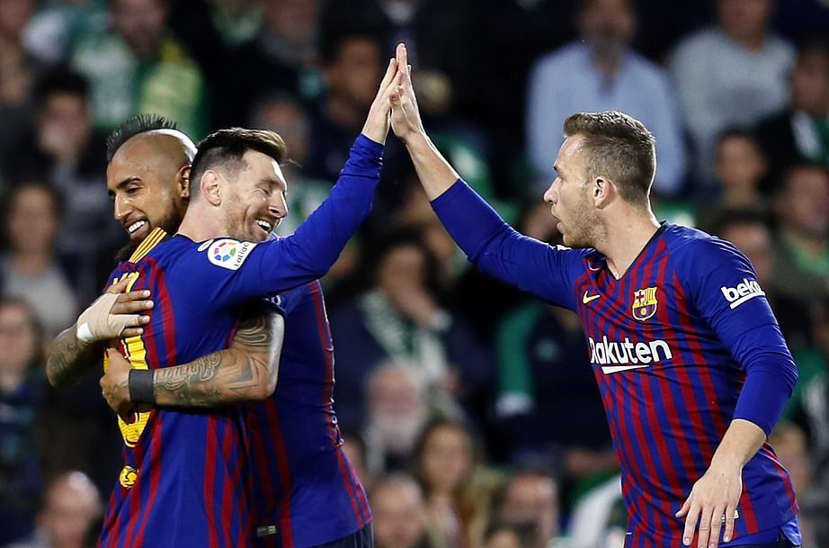 Lập hat-trick v&agrave;o lưới Betis, Messi sắp bắt kịp Ronaldo