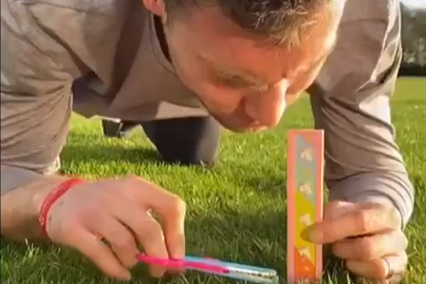 Video sao Liverpool g&acirc;y th&iacute;ch th&uacute; với tr&ograve; ti&ecirc;u khiển trong m&ugrave;a dịch Covid-19