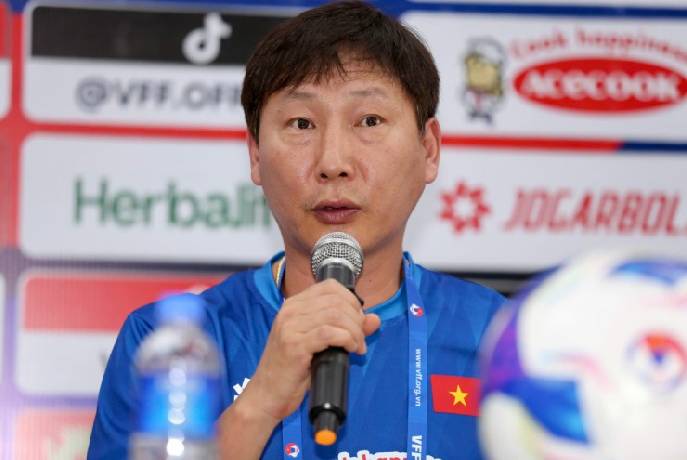 HLV Kim Sang Sik: &lsquo;Campuchia c&oacute; nhiều cầu thủ nhập tịch, kh&ocirc;ng dễ chơi&rsquo;