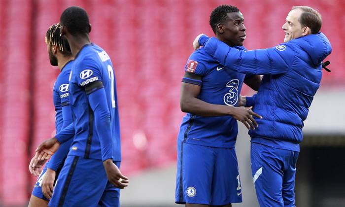 Khiến Man City đứt mộng &lsquo;ăn bốn&rsquo;, Chelsea s&aacute;nh ngang MU