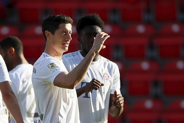 Union Berlin 0-2 Bayern: Lewandowski s&aacute;nh ngang Ronaldo v&agrave; Messi