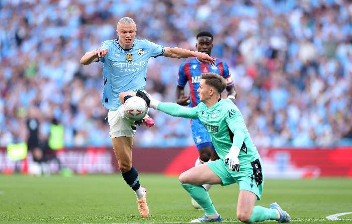 Tranh c&atilde;i t&igrave;nh huống Henderson tho&aacute;t thẻ đỏ d&ugrave; chơi b&oacute;ng bằng tay ngo&agrave;i v&ograve;ng cấm