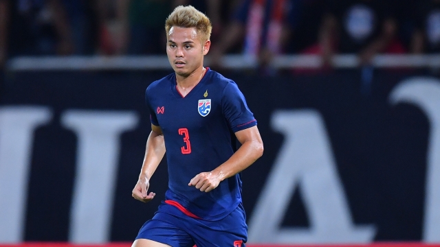 Th&aacute;i Lan chốt danh s&aacute;ch cầu thủ đấu Việt Nam: Theerathon trở lại