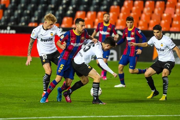Soi k&egrave;o phạt g&oacute;c Valencia vs Barcelona, 22h15 ng&agrave;y 20/2