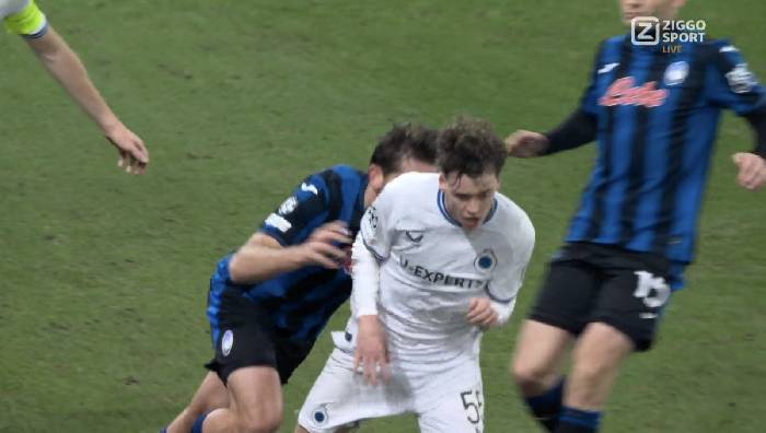 Đội trưởng Atalanta n&eacute;m b&oacute;ng, đuổi đ&aacute;nh đối thủ
