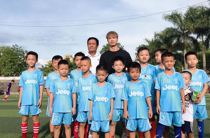 C&ocirc;ng Phượng thăm thầy cũ trước ng&agrave;y sang trời &Acirc;u