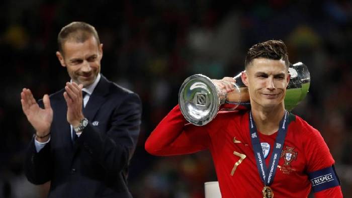 Chủ tịch UEFA thẳng thừng ch&ecirc; bai giải đấu của Ronaldo, Benzema