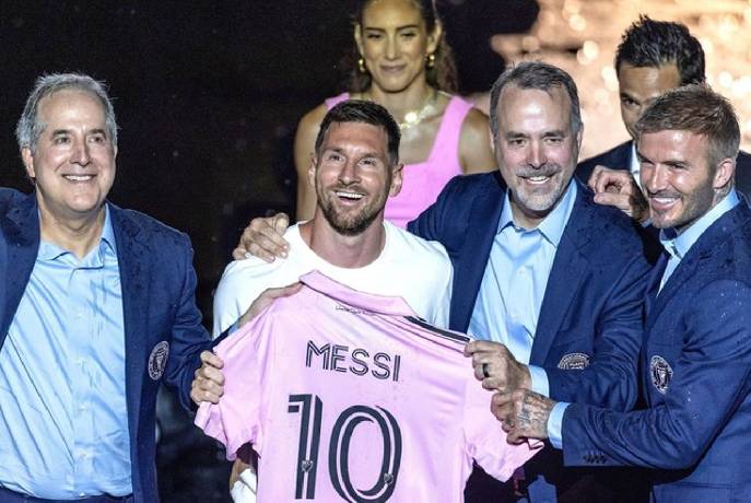 Vượt qua Ronaldo, Messi ch&iacute;nh thức thiết lập kỷ lục thế giới mới