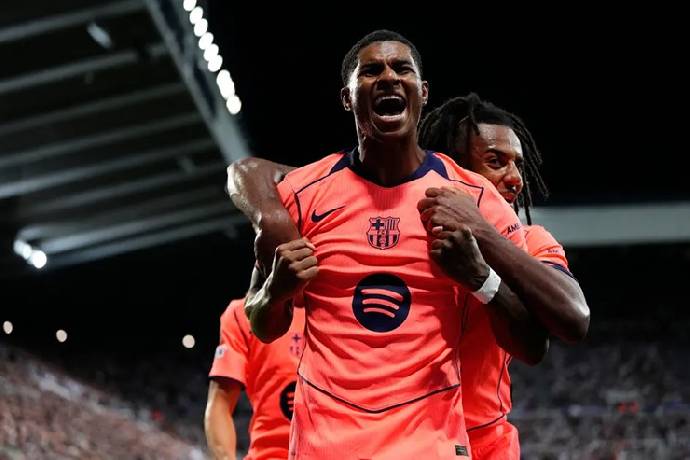 Rashford &lsquo;nổ s&uacute;ng&rsquo; sau 4 năm ở c&uacute;p C1, Barcelona hạ gục Newcastle