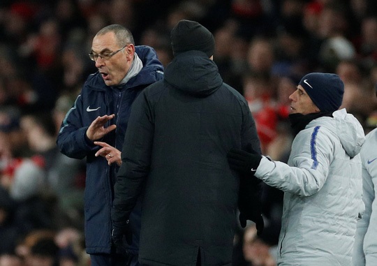 HLV Sarri h&agrave;nh động lạ sau thất bại của Chelsea trước Arsenal