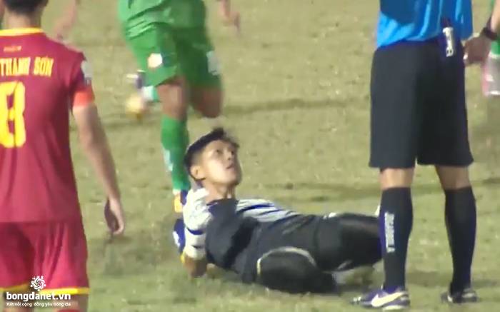 Pha ăn mừng khi&ecirc;u kh&iacute;ch trọng t&agrave;i của thủ m&ocirc;n Cần Thơ l&ecirc;n b&aacute;o nước ngo&agrave;i