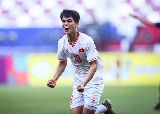 CĐV trầm trồ khen ngợi si&ecirc;u phẩm đ&aacute; phạt của Khuất Văn Khang