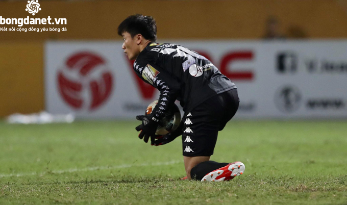 HLV H&agrave; Nội l&yacute; giải việc trao cơ hội bắt ch&iacute;nh cho B&ugrave;i Tiến Dũng