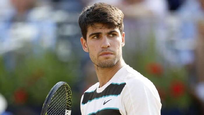 Alcaraz thắng nghẹt thở Munar, v&agrave;o tứ kết Queen's Club Championships