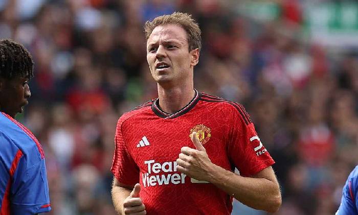 Ten Hag đ&iacute;ch th&acirc;n h&eacute; lộ l&yacute; do &ocirc;ng k&yacute; hợp đồng với Jonny Evans