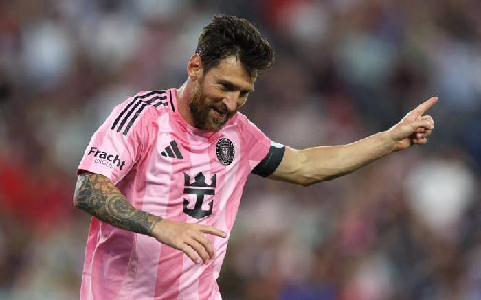 Messi ph&aacute; si&ecirc;u kỷ lục của Ronaldo