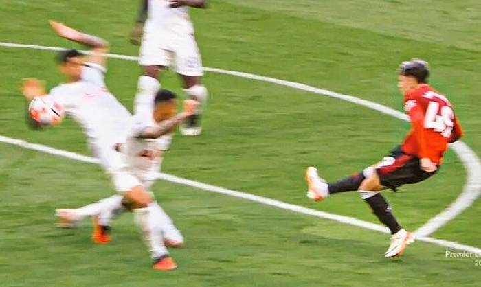 'T&ocirc;i năn nỉ mấy trọng t&agrave;i đ&oacute;, cho t&ocirc;i 1 l&yacute; do từ chối penalty đi'