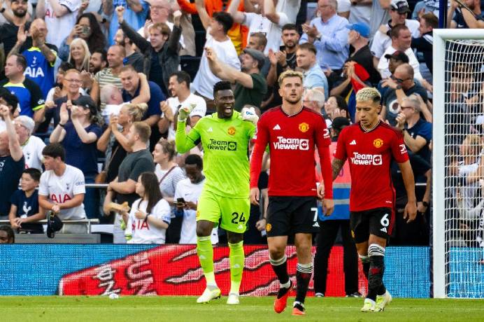 Fan M.U: 'Đi&ecirc;n rồi, sao cậu ta c&ograve;n cười đ&ugrave;a được khi thua như vậy'