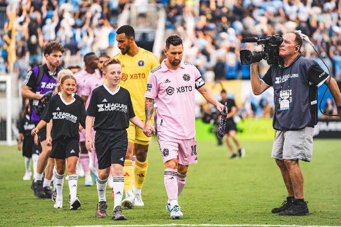 Messi c&oacute; h&agrave;nh động đặc biệt khi trao c&uacute;p khiến đồng đội 'tan chảy'