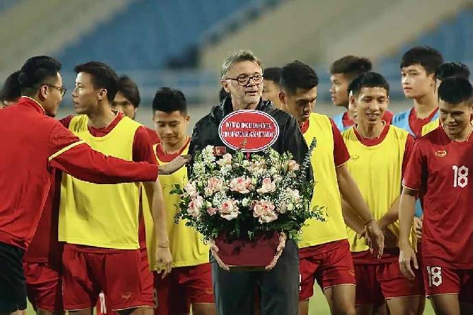 HLV Troussier x&uacute;c động khi được tặng hoa ng&agrave;y 20/11