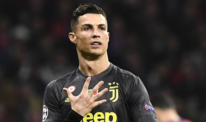 Ronaldo &lsquo;khoe&rsquo; danh hiệu Champions League trong ng&agrave;y Juventus thảm bại trước Atletico