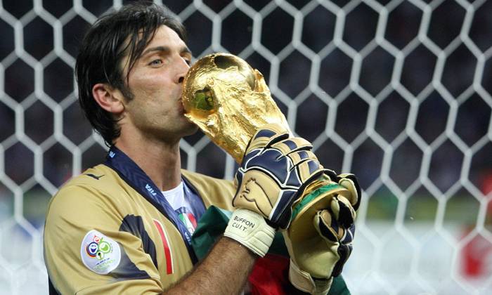 Gianluigi Buffon gi&agrave;nh giải Thủ m&ocirc;n xuất sắc nhất thế kỷ 21