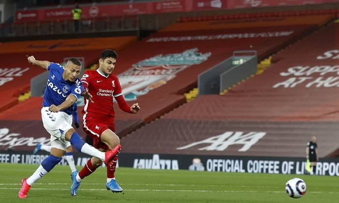 Liverpool lần đầu thua Everton tại Anfield sau hơn 2 thập kỷ