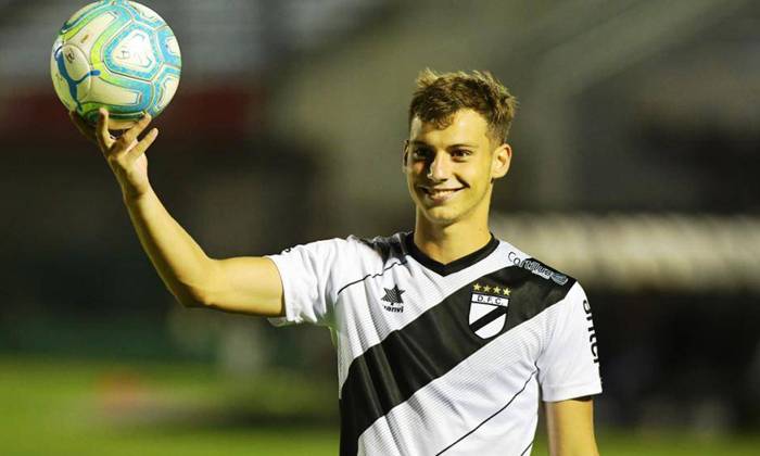 Cầu thủ 16 tuổi ph&aacute; s&acirc;u kỷ lục của Vua b&oacute;ng đ&aacute; Pele