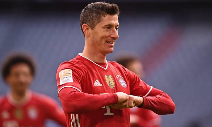Robert Lewandowski c&aacute;n mốc 35 b&agrave;n tại Bundesliga 2020/21