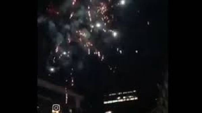 CĐV Indonesia bắn ph&aacute;o hoa nửa đ&ecirc;m, ph&aacute; giấc ngủ của ĐT Việt Nam