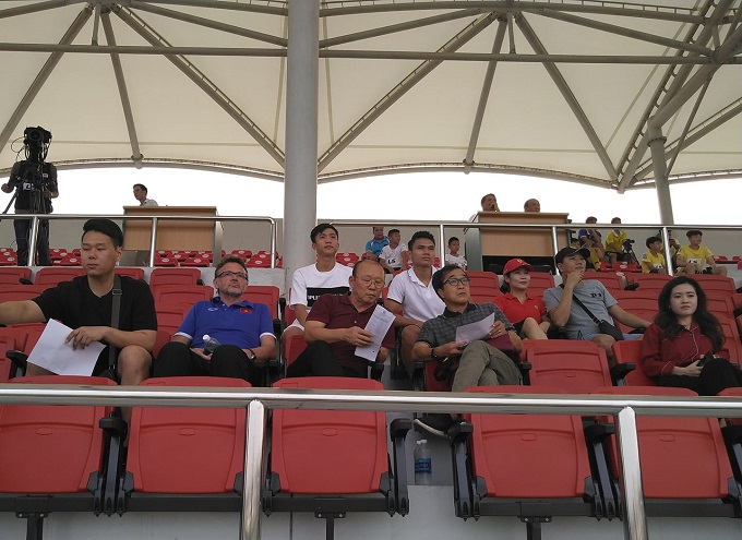 Thầy Park đ&iacute;ch th&acirc;n đi xem bệnh Phan Văn Đức