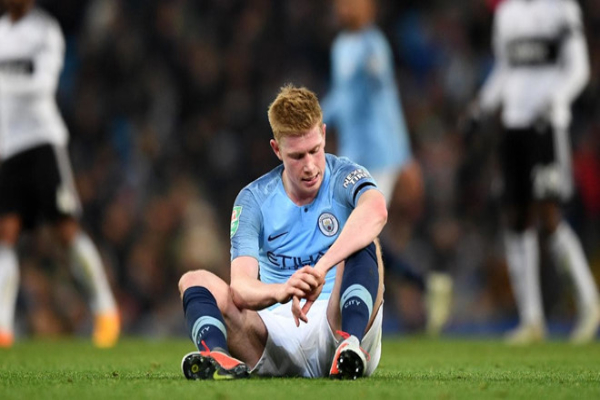 T&aacute;i ph&aacute;t chấn thương, De Bruyne lỡ derby th&agrave;nh Manchester v&agrave;o tuần sau