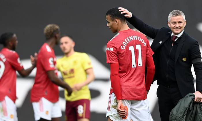 V&otilde; sĩ Conor McGregor c&ocirc;ng khai &yacute; định mua MU