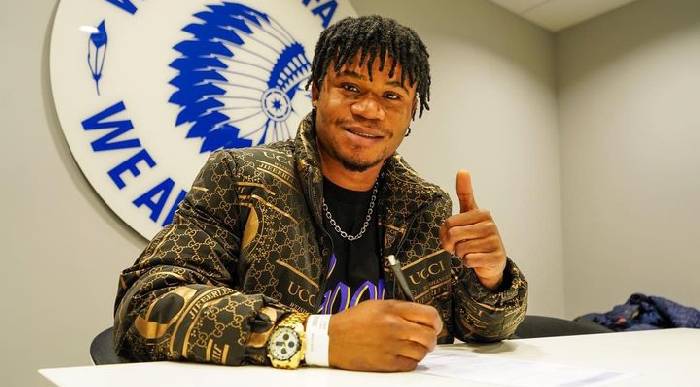 Tiền đạo ghi 19 b&agrave;n/19 trận lọt v&agrave;o mắt xanh của Man United v&agrave; Chelsea