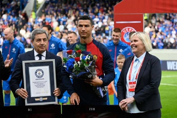 Ronaldo thiết lập th&ecirc;m một kỷ lục Guiness mới