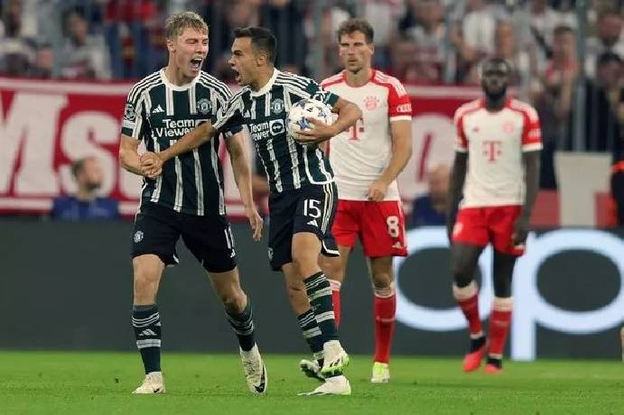 Fan M.U phấn kh&iacute;ch với 2 h&agrave;nh động 'điểm 10' của t&acirc;n binh