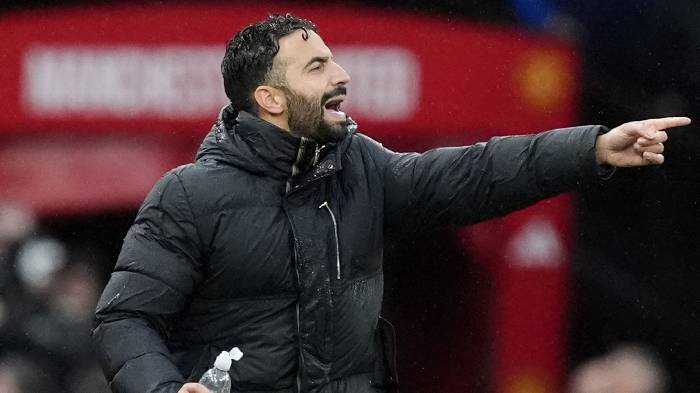 HLV Amorim: &lsquo;MU to&agrave;n tự l&agrave;m kh&oacute; m&igrave;nh&rsquo;