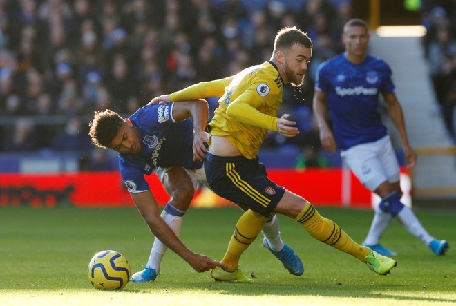 Everton 0-0 Arsenal: Thay người kỳ lạ, Ph&aacute;o thủ may mắn tho&aacute;t thua