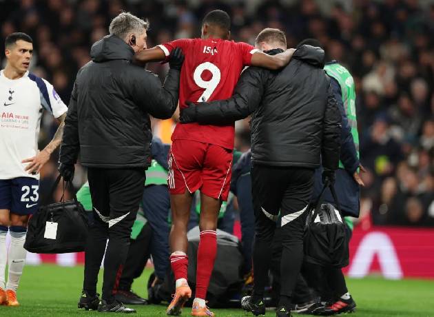 Ghi b&agrave;n cho Liverpool, Isak ngay lập tức chấn thương