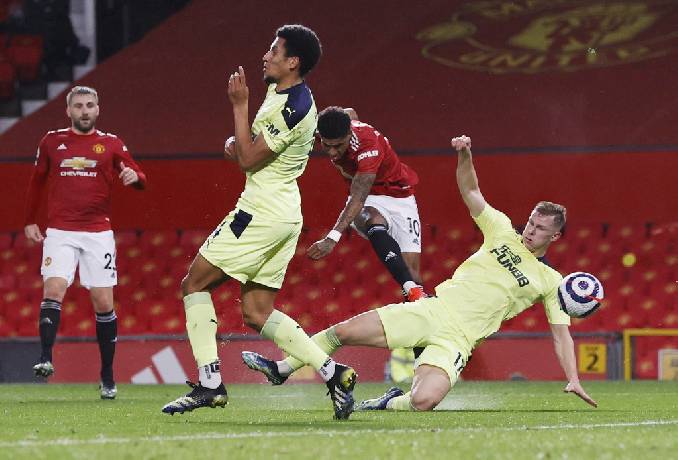 Kết quả b&oacute;ng đ&aacute; h&ocirc;m nay 22/2: MU nỗ lực b&aacute;m đuổi Man City, PSG thua sốc