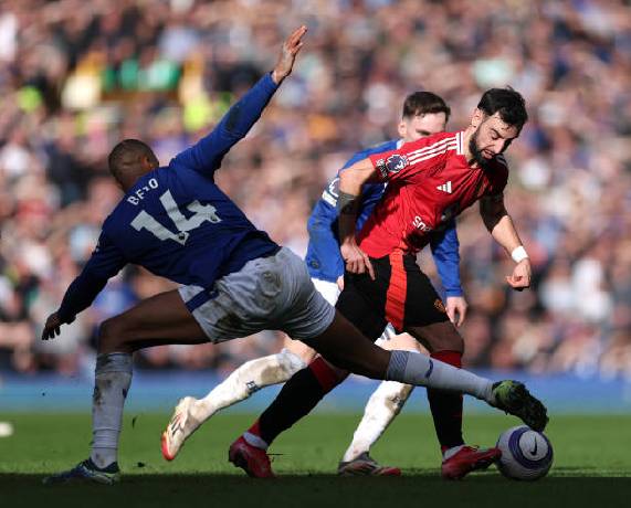 MU tho&aacute;t thua thần kỳ trước Everton d&ugrave; bị dẫn trước 2 b&agrave;n