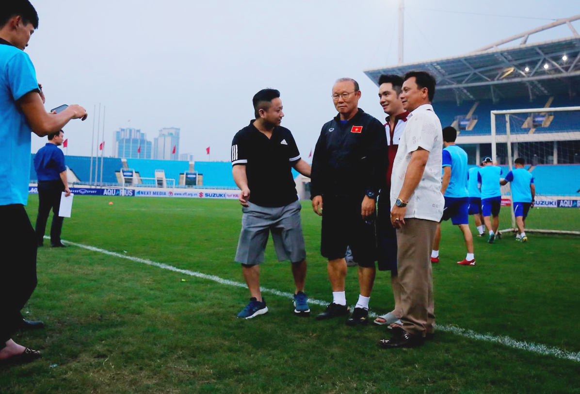 U23 Việt Nam vs U23 Brunei: Thầy Park h&agrave;nh động đẹp với CĐV qu&aacute; kh&iacute;ch