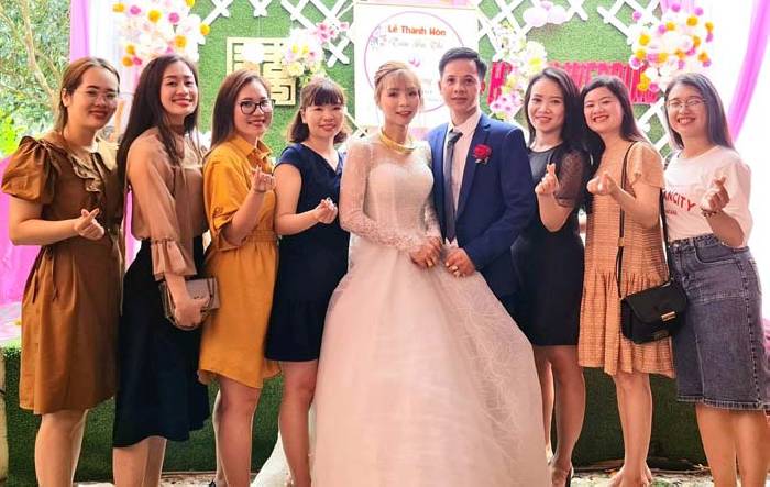 Tuyển thủ b&oacute;ng đ&aacute; nữ Việt Nam l&ecirc;n xe hoa về nh&agrave; chồng