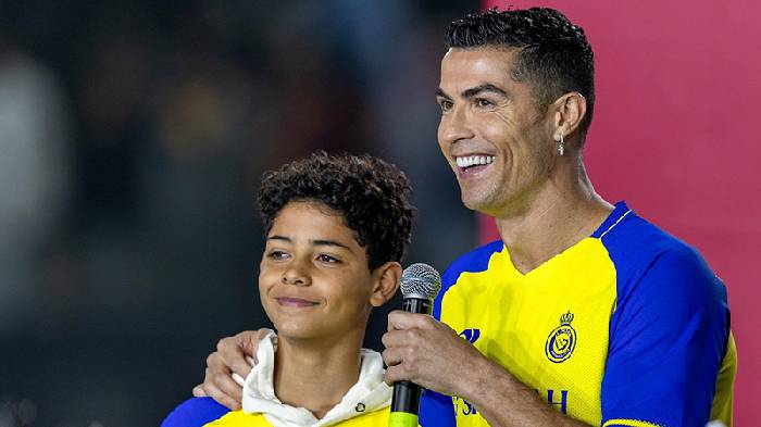 Ronaldo sắp c&ugrave;ng con trai s&aacute;t c&aacute;nh trong m&agrave;u &aacute;o Al Nassr