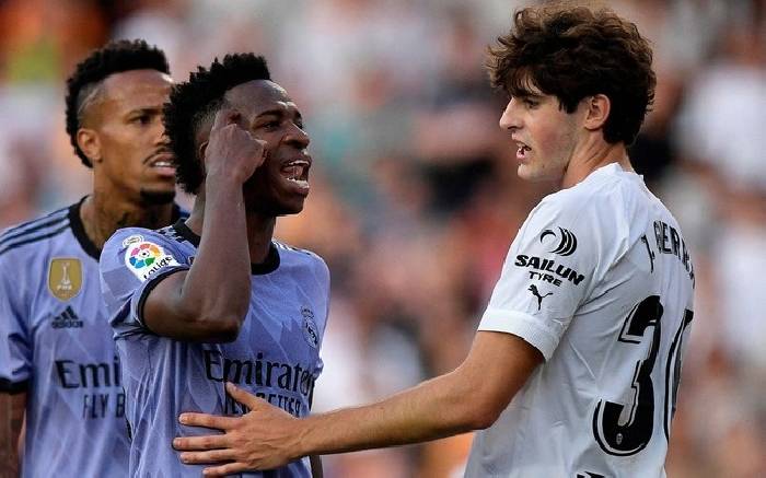 Ancelotti v&agrave; Vinicius nổi giận v&igrave; nạn PBCT, hết lời chỉ tr&iacute;ch BTC La Liga.