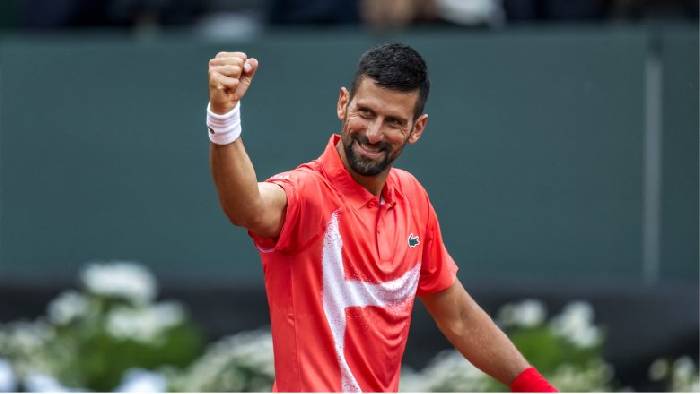 Djokovic thắng trận đầu ti&ecirc;n tr&ecirc;n s&acirc;n đất nện m&ugrave;a 2025