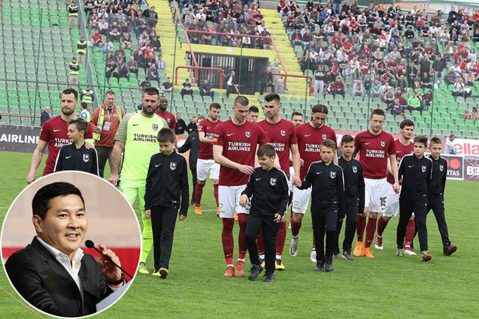 Đội b&oacute;ng của tỷ ph&uacute; Ho&agrave;i Nam nợ lương, cầu thủ bỏ đ&aacute; C1